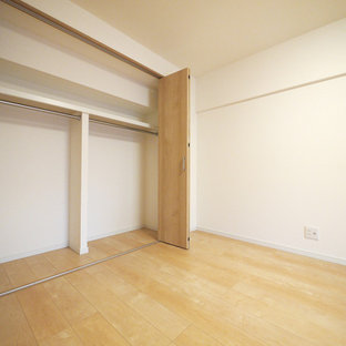 Esempio di un armadio o armadio a muro scandinavo con ante in legno scuro, pavimento in compensato e pavimento beige