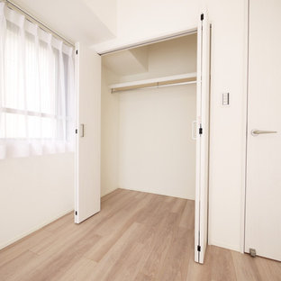Foto de armario papel pintado, escandinavo, con puertas de armario blancas, suelo de contrachapado, suelo beige y papel pintado