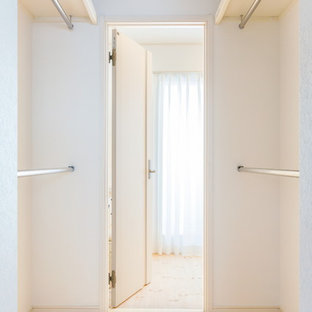Imagen de armario vestidor unisex, campestre, con armarios abiertos, suelo de madera clara y suelo blanco