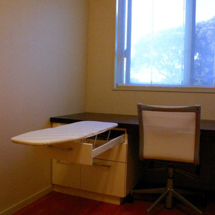 Esempio di una cabina armadio per donna moderna con ante bianche, pavimento in compensato e pavimento marrone