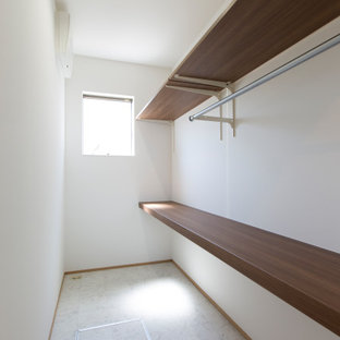 Imagen de armario vestidor unisex y papel pintado, asiático, con armarios abiertos, puertas de armario de madera en tonos medios, suelo vinílico, suelo gris y papel pintado