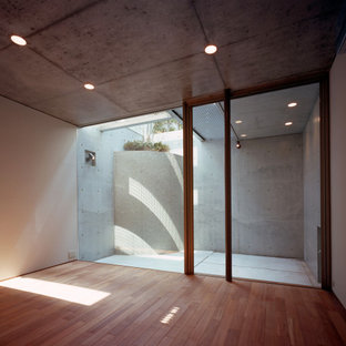Idée de décoration pour un sous-sol minimaliste avec un mur blanc, un sol en bois brun, un sol marron, un plafond en lambris de bois et du lambris de bois.