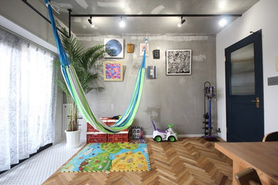 東京23区にあるインダストリアルスタイルのおしゃれな子供部屋 (グレーの壁、児童向け、茶色い床、無垢フローリング) の写真
