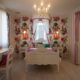 Immagine di una cameretta per bambini vittoriana con pareti rosa, pavimento in sughero e pavimento beige