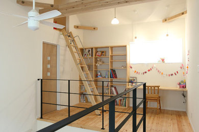 他の地域にある北欧スタイルのおしゃれな子供部屋 (白い壁、淡色無垢フローリング) の写真
