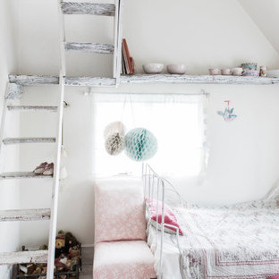 Esempio di una cameretta per bambini stile shabby con pareti bianche e soffitto a volta