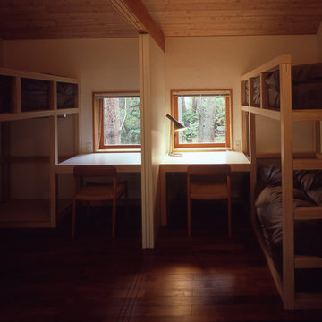 オリジナルの組み立て家具が備えられた個室2と個室1