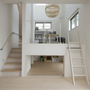 Idées déco pour une chambre d'enfant de 4 à 10 ans scandinave de taille moyenne avec un mur blanc, un sol en bois peint, un sol blanc, un plafond en papier peint et du papier peint.