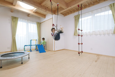 他の地域にあるおしゃれな小さい子供の部屋 (淡色無垢フローリング、ベージュの床、表し梁) の写真