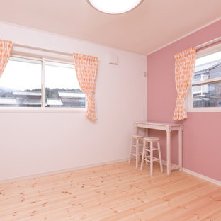 Foto di una cameretta per bambini country con pareti rosa, pavimento in legno massello medio e pavimento beige