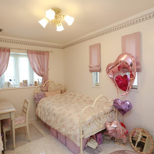 Inspiration pour une grand chambre d'enfant de 4 à 10 ans traditionnelle avec un mur beige, un sol en contreplaqué, un sol beige, un plafond en papier peint et du papier peint.