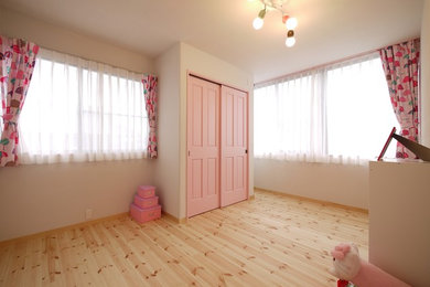 他の地域にある北欧スタイルのおしゃれな子供部屋 (無垢フローリング) の写真