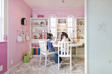 東京23区にあるトラディショナルスタイルのおしゃれな子供部屋 (ピンクの壁、カーペット敷き、児童向け) の写真