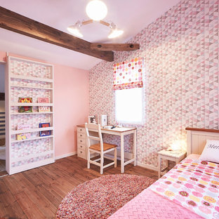 Idee per una cameretta da bambina country con pareti rosa, parquet scuro e pavimento marrone