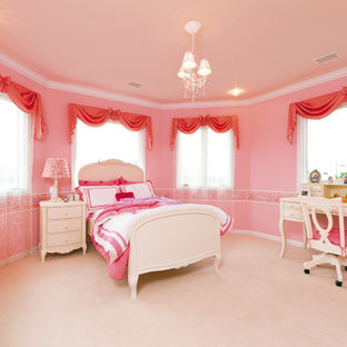 Immagine di una cameretta per bambini vittoriana con pareti rosa, moquette e pavimento beige