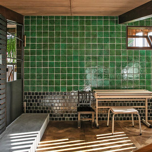 Inspiration för ett litet orientaliskt barnrum kombinerat med skrivbord, med mörkt trägolv