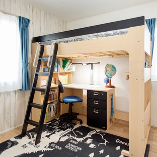 他の地域のモダンスタイルのおしゃれな子供部屋 (マルチカラーの壁、淡色無垢フローリング、ベージュの床) の写真