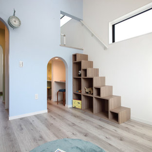 Réalisation d'une chambre d'enfant de 4 à 10 ans nordique avec un mur multicolore, un sol en contreplaqué et un sol beige.