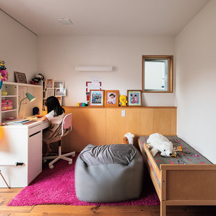 東京都下の中くらいのコンテンポラリースタイルのおしゃれな子供部屋 (白い壁、無垢フローリング、茶色い床) の写真
