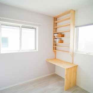 Aménagement d'une chambre d'enfant moderne de taille moyenne avec un mur blanc, un sol en contreplaqué et un sol blanc.