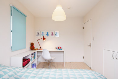 他の地域にある北欧スタイルのおしゃれな子供部屋 (白い壁、淡色無垢フローリング、児童向け、ベージュの床) の写真