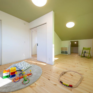 他の地域の小さいモダンスタイルのおしゃれな遊び部屋 (黄色い壁、淡色無垢フローリング、ベージュの床) の写真