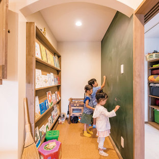 Idee per una cameretta per bambini etnica con pavimento in sughero e pavimento marrone