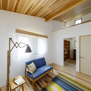 Inspiration för små moderna pojkrum kombinerat med sovrum och för 4-10-åringar, med vita väggar, mellanmörkt trägolv och beiget golv