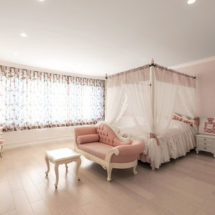 Immagine di una cameretta per bambini vittoriana con pareti rosa, parquet chiaro e pavimento beige