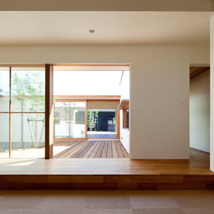 Esempio di una cameretta per bambini da 4 a 10 anni scandinava di medie dimensioni con pareti bianche, parquet scuro e pavimento marrone