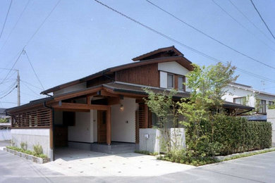 Exemple d'une façade de maison asiatique.