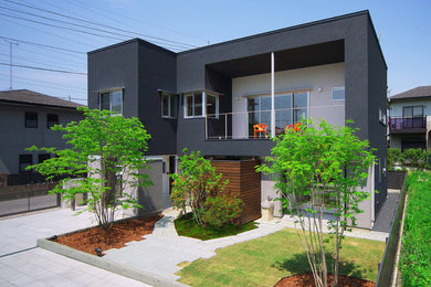 他の地域にあるコンテンポラリースタイルのおしゃれな家の外観 (混合材サイディング) の写真