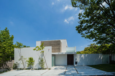Imagen de fachada de casa blanca moderna de tamaño medio de dos plantas con tejado plano