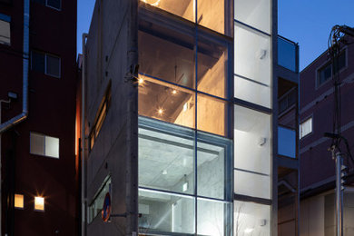 Imagen de fachada gris minimalista con revestimiento de hormigón