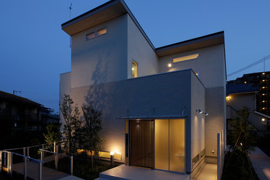 Свежая идея для дизайна: двухэтажный, белый дом среднего размера с односкатной крышей - отличное фото интерьера