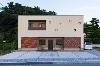 Foto de fachada de casa beige urbana de tamaño medio de dos plantas con revestimientos combinados, tejado a doble faldón y tejado de metal