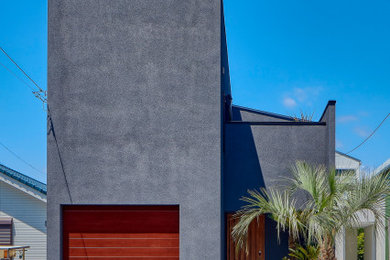 Modelo de fachada de casa negra moderna grande de dos plantas con revestimiento de aglomerado de cemento, tejado de un solo tendido y tejado de metal