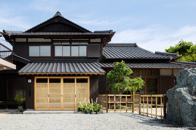 Modelo de fachada de estilo zen de dos plantas con revestimiento de madera