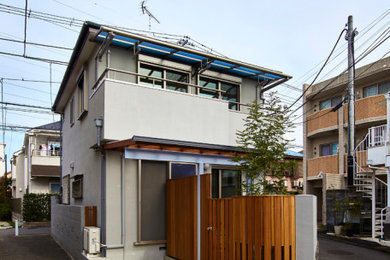東京23区にある中くらいなコンテンポラリースタイルのおしゃれな家の外観 (漆喰サイディング、混合材屋根) の写真