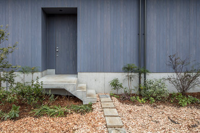 Zweistöckiges Nordisches Haus mit grauer Fassadenfarbe, Satteldach und Blechdach in Sonstige