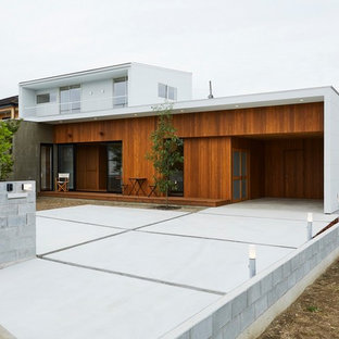 Ejemplo de fachada de casa marrón, moderna, de tamaño medio, de dos plantas, con revestimiento de madera, tejado de un solo tendido y tejado de metal