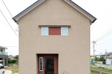 Diseño de fachada de casa marrón de dos plantas con tejado a dos aguas y tejado de metal