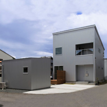 House with a “箱倉庫”