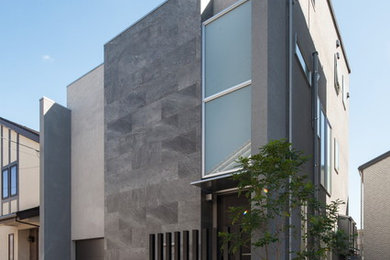 Foto de fachada de casa gris minimalista de tamaño medio de tres plantas con tejado de un solo tendido y tejado de varios materiales