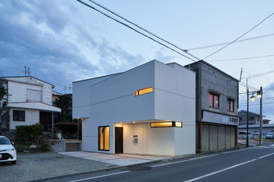 Diseño de fachada de casa blanca contemporánea de dos plantas