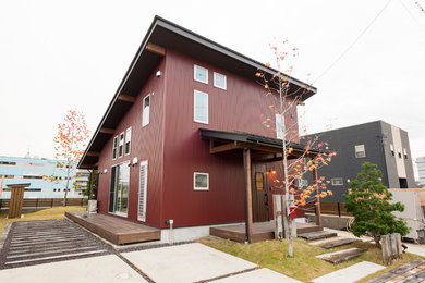 Immagine della facciata di una casa rossa industriale