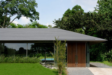 Foto de fachada de casa verde escandinava de una planta con revestimiento de metal, tejado a cuatro aguas y tejado de metal