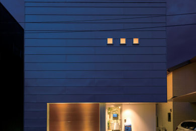 福岡にあるミッドセンチュリースタイルのおしゃれな家の外観 (メタルサイディング) の写真