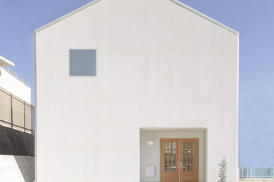 Ejemplo de fachada de casa blanca nórdica de dos plantas