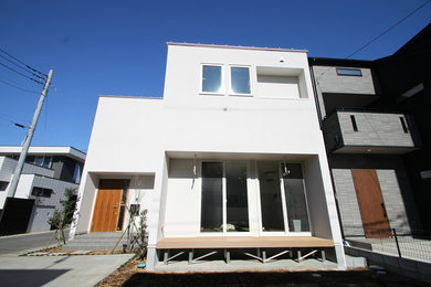 Modelo de fachada de casa blanca de dos plantas
